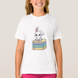 Camiseta Coelho Sentado em Livros Coloridos Crianças