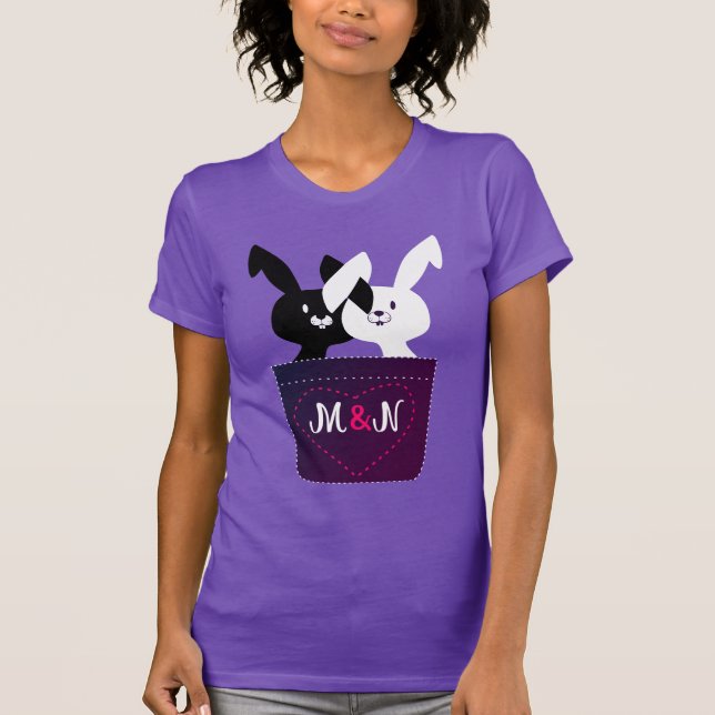 Camiseta Coelhos Pretos e Brancos de Amor Fofo Com Monogram (Frente)