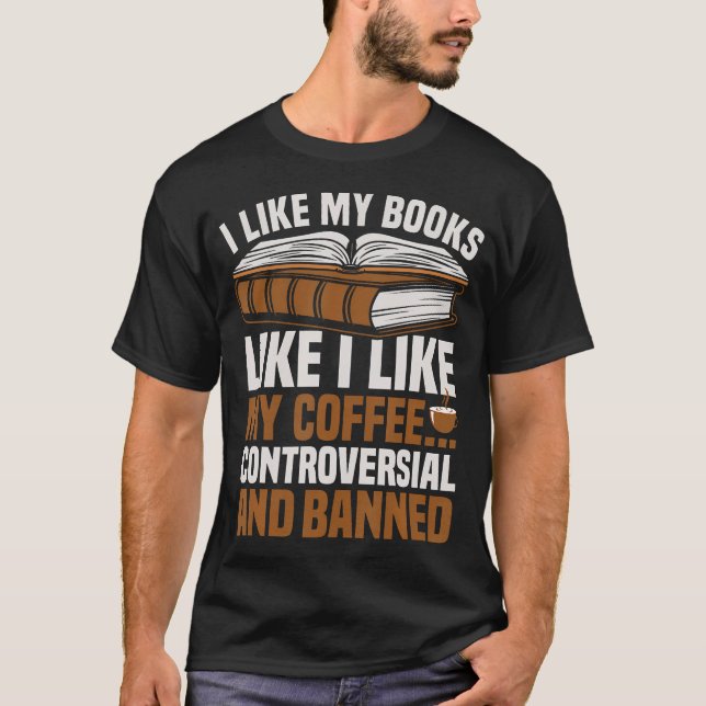 Camiseta Coffee And Banned Books Lover (Frente)