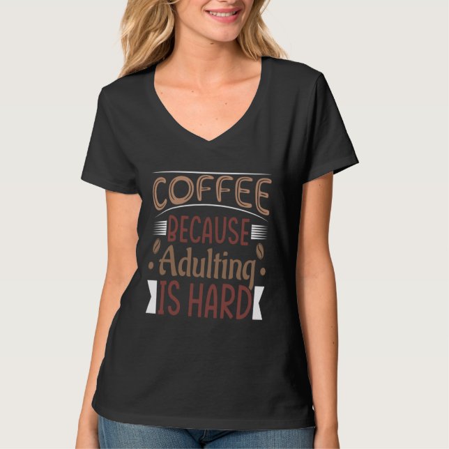 Camiseta Coffee Because Adulting Is Hard Christmas Cute Mem (Frente)