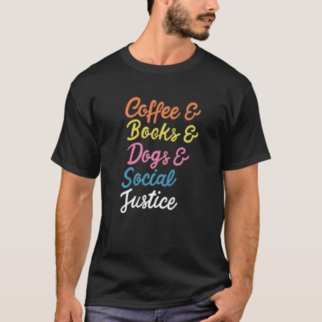 Camiseta Coffee Books Cães e Justiça Social Direitos Humano (Frente)