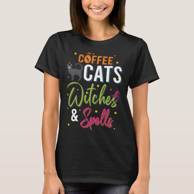 Camiseta Coffee Cats Witches And Spells Cute Halloween (Frente)