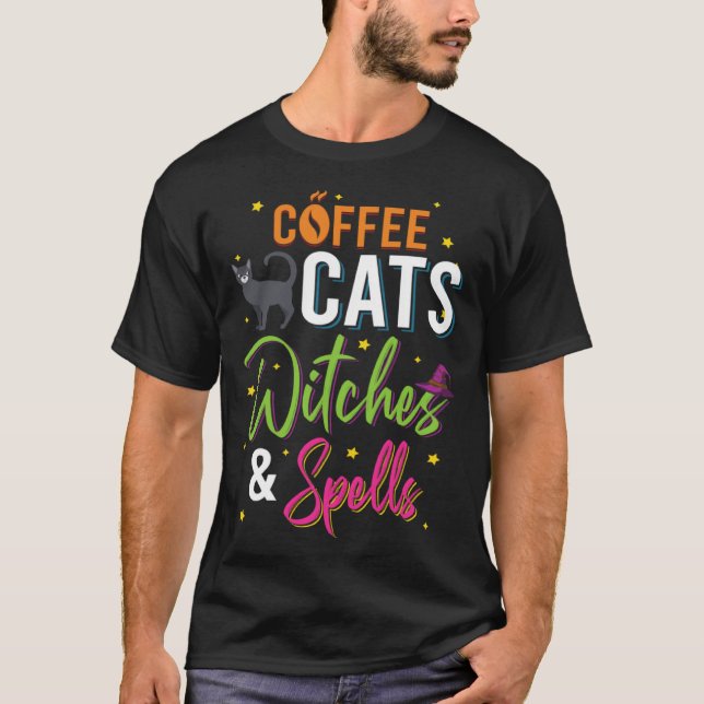 Camiseta Coffee Cats Witches And Spells Cute Halloween (Frente)