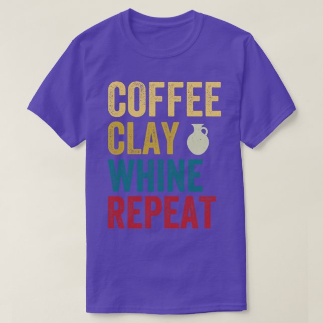 Camiseta Coffee Clay Whine Repete A Potência Engraçada (Frente do Design)