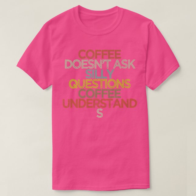 Camiseta Coffee doesnt ask silly questions coffee understan (Frente do Design)