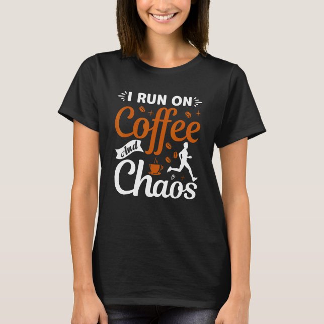 Camiseta coffee drinker saying I live on coffee and chaos 2 (Frente)