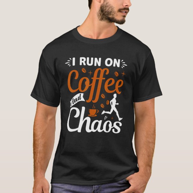 Camiseta coffee drinker saying I live on coffee and chaos 2 (Frente)