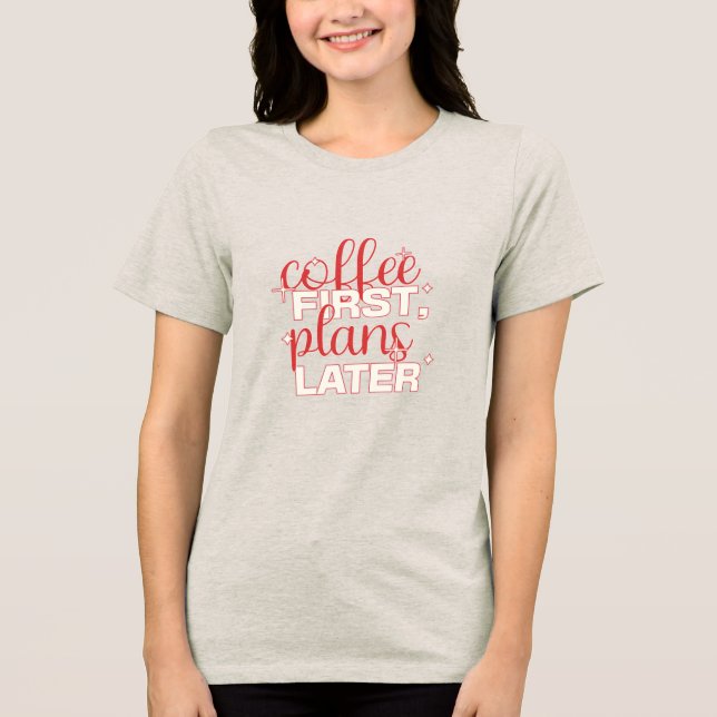 Camiseta Coffee First Plans Later – Descrição de C (Frente)