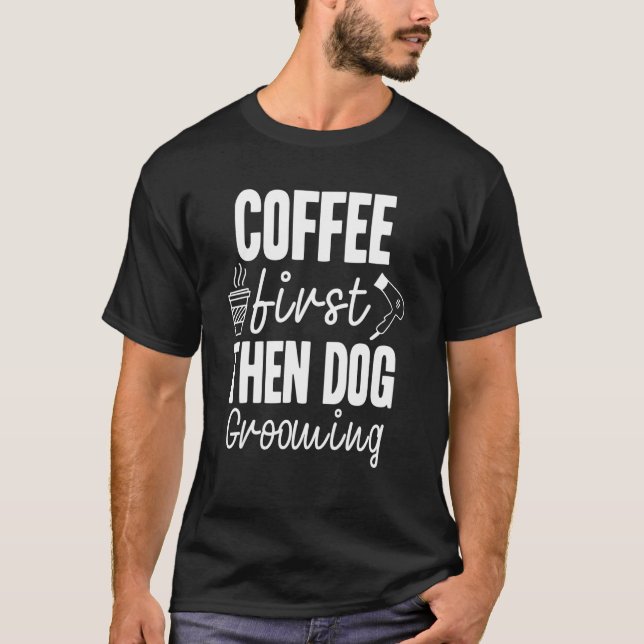 Camiseta Coffee First Then Dog Grooming (Frente)