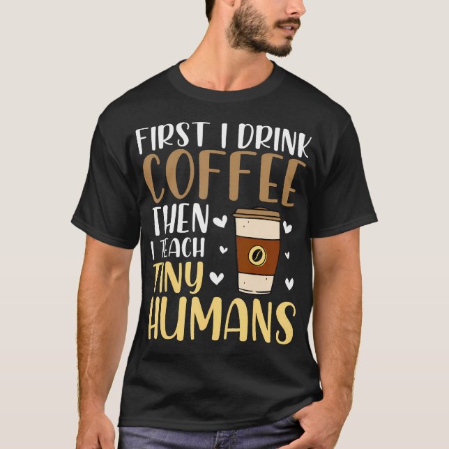 Camiseta Coffee First Then Teach Tiny Humans Funny Daycare  (Frente)