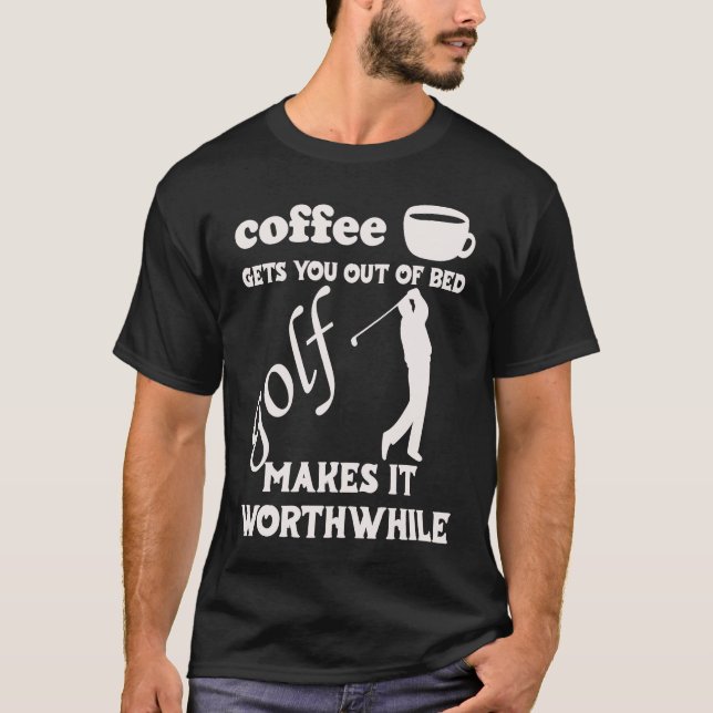Camiseta Coffee Gets You Out Of Bed  Golf Makes It Worthwhi (Frente)