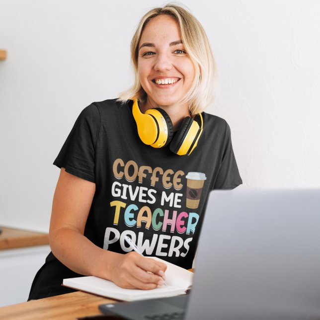Camiseta Coffee Gives me Teacher Powers (Criador carregado)
