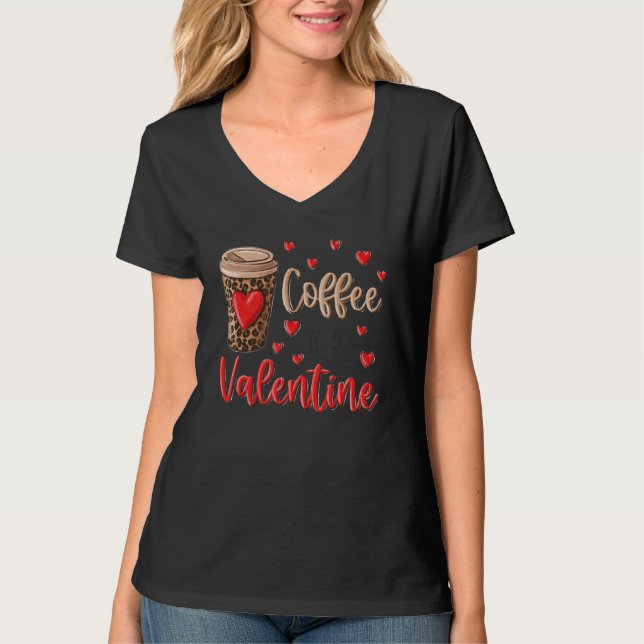 Camiseta Coffee Is My Valentine Coffee Lovers Leopard Heart (Frente)