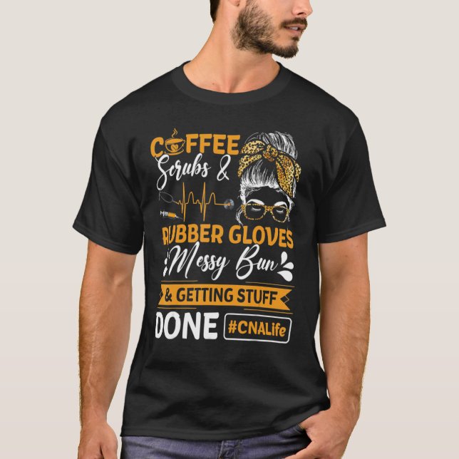 Camiseta Coffee Scrubs Rubber Gloves Messy Bun Nurse CNA Li (Frente)