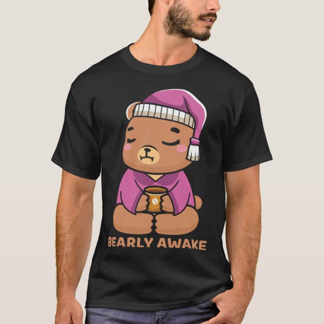 Camiseta Coffee Sleep  Bearly Awake Cute Sleepy Teddy Bear (Frente)