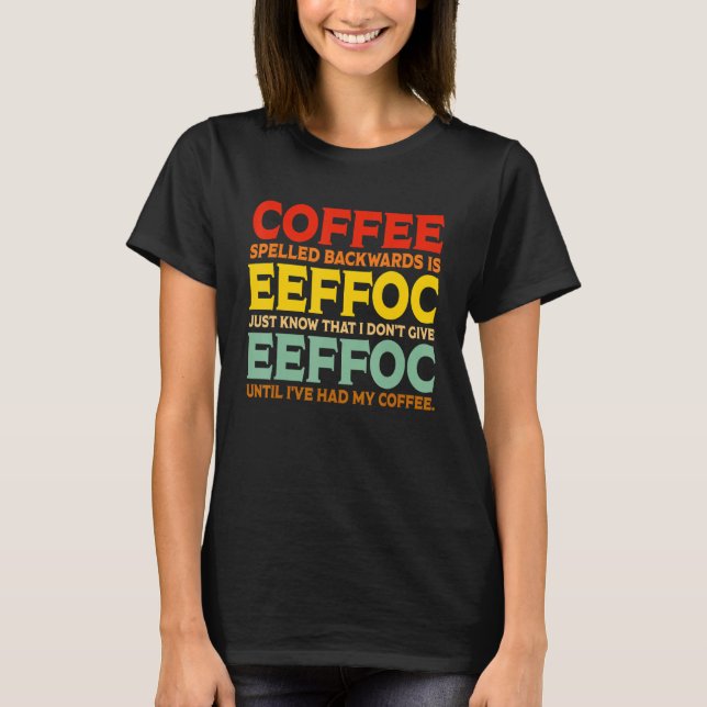 Camiseta Coffee Spelled Backwards Is Eeffoc Drink Coffee (Frente)