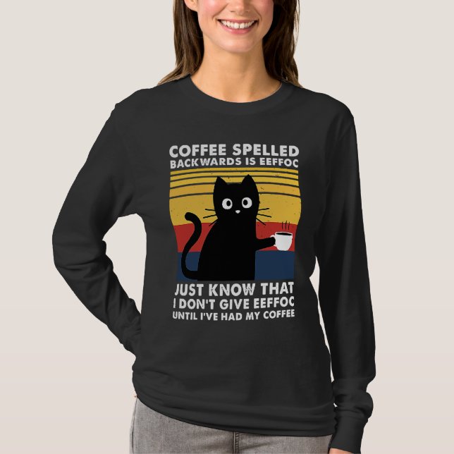 Camiseta Coffee Spelled Backwards is Eeffoc Funny Black Cat (Frente)
