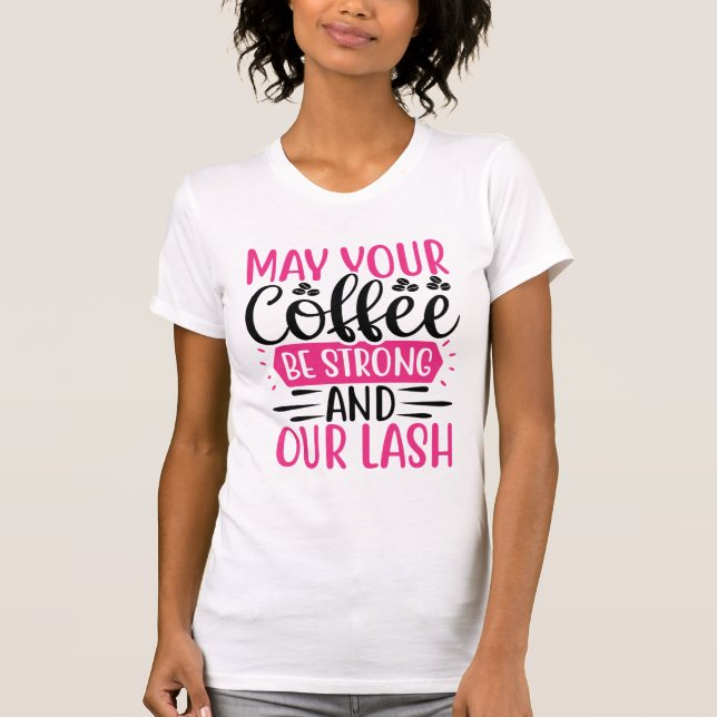 Camiseta Coffee Strong & Lashes Long – Bold Makeup Quote (Frente)