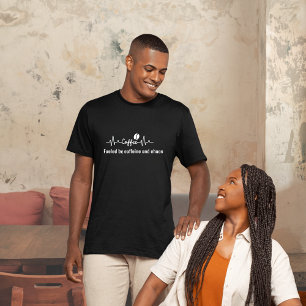 Camiseta Coffee Work Quote Alimentado por cafeína e caos