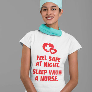 Camiseta Cofre forte da sensação na noite. Sono com uma