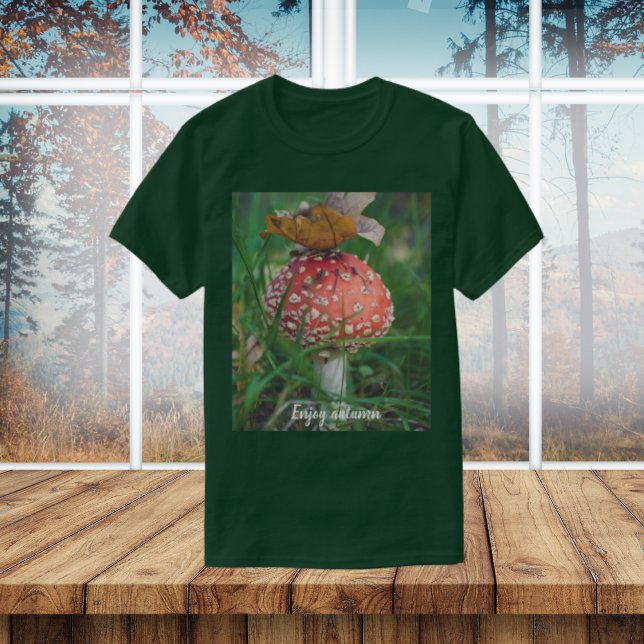 Camiseta Cogumelo-do-campo com grama verde (Criador carregado)