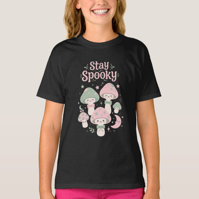Camiseta Cogumelos Assustadores Arco Lua Estrelas Casa Fofo (Frente)