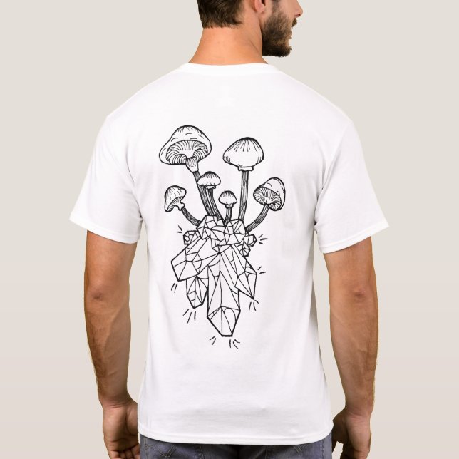 Camiseta cogumelos crescendo a partir de cristais em uma t- (Verso)