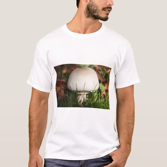 Camiseta Cogumelos de campo na grama (Frente)