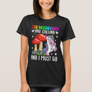 Camiseta Cogumelos Estão Chamando Micologista Caçadora de C