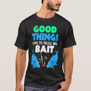 Camiseta Coisas Boas Acontecem Para Quem Usa Isca