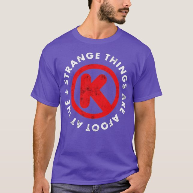 Camiseta Coisas estranhas estão a pé no círculo K (Frente)
