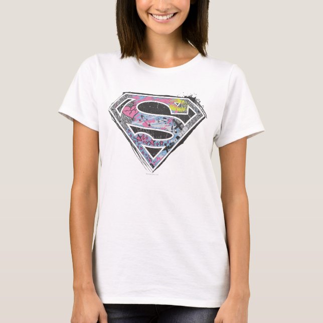 Camiseta Colagem de logotipos da Supergirl (Frente)