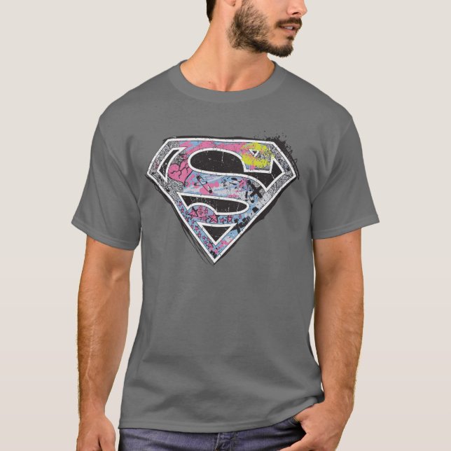 Camiseta Colagem de logotipos da Supergirl (Frente)