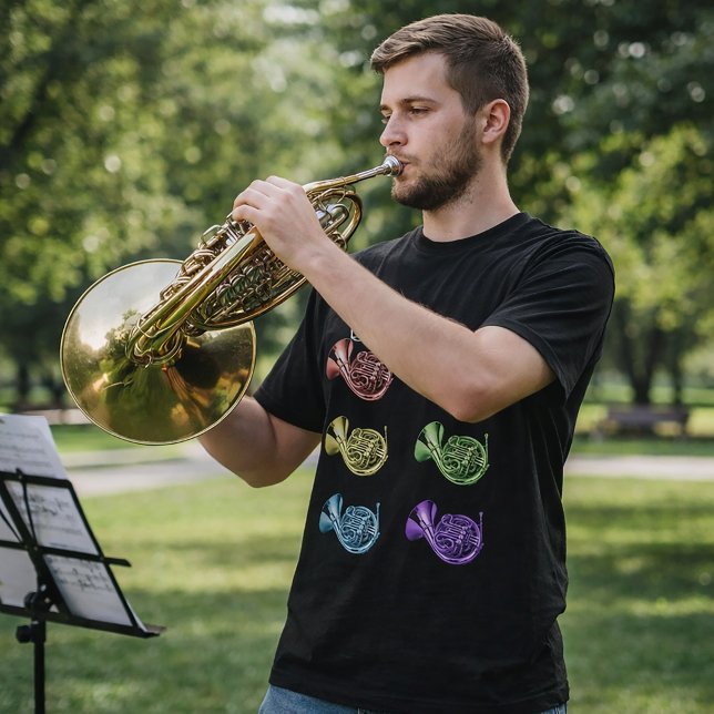 Camiseta Colar de Design de Trompa Francesa Arco-íris (A fun shirt with a pattern of rainbow french horns)