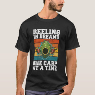 Camiseta Colhendo Sonhos Uma Carpa de Cada Vez Pesca de Car