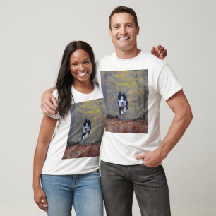 Camiseta collie da fronteira correndo na floresta