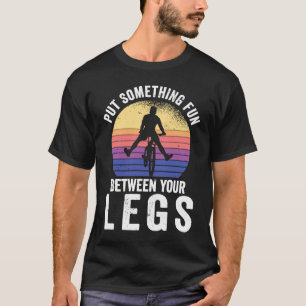 Camiseta Coloque algo divertido entre as pernas para um pas