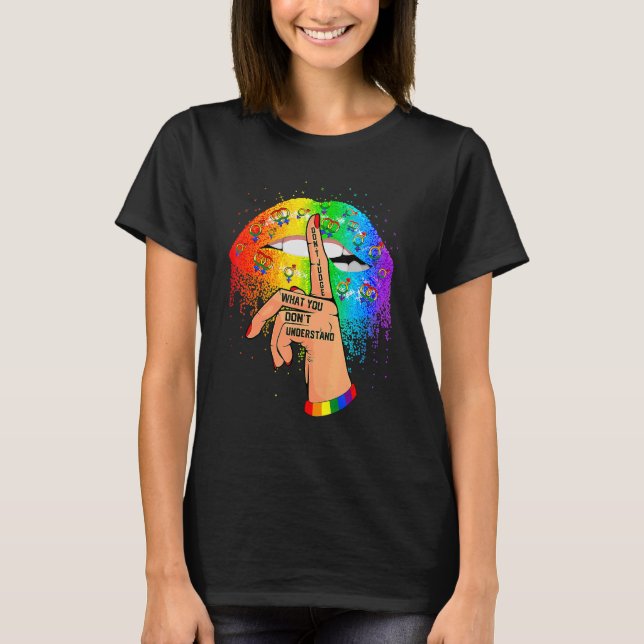 Camiseta Coloque as mãos de Lábios do Arco-Íris Não julgue  (Frente)