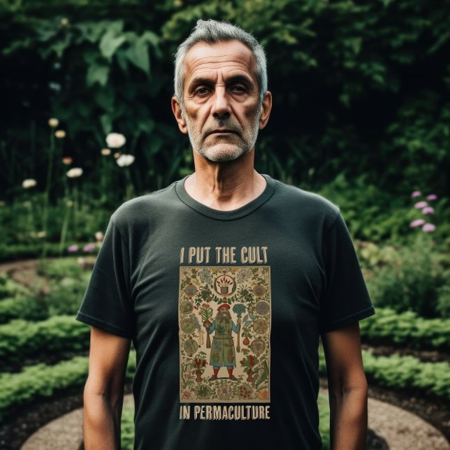 Camiseta Coloquei o Culto na Permultura (A man Stands in his garden.)