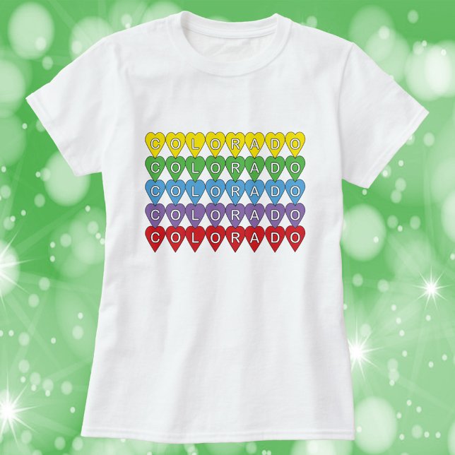 Camiseta Colorado State Hearts Rainbow (A tshirt with the word Colorado in yellow, green, blue, purple and red hearts.)
