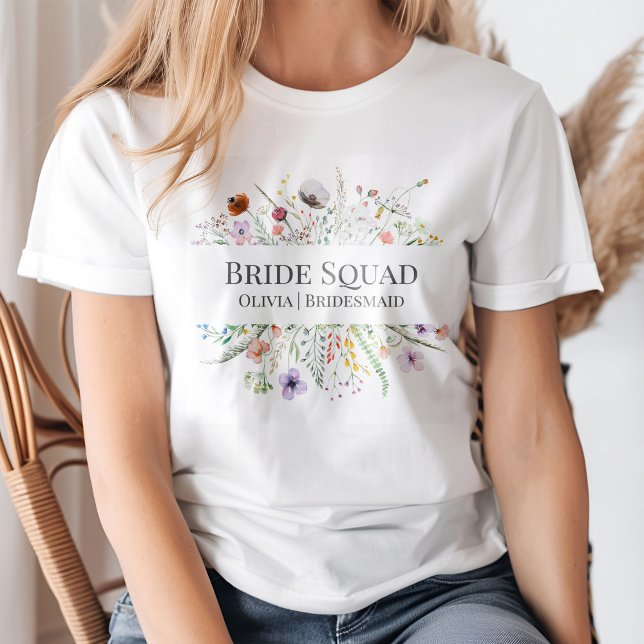 Camiseta Colorida Esquadrão da Noiva de Prado de F (A young blond woman wearing a Colorful Wildflower Meadow Bride Squad T-shirt.)
