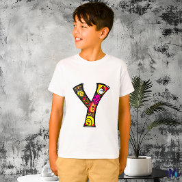 Camiseta Colorido e Divertido Monograma Y Tribal e Doodle