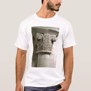 Camiseta Coluna cinzelada decorada com croziers e espirais
