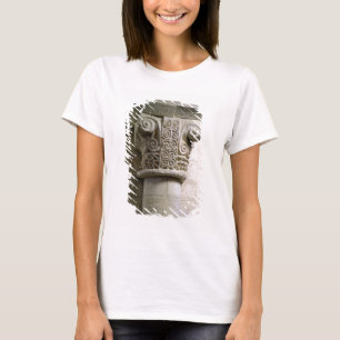 Camiseta Coluna cinzelada decorada com croziers e espirais