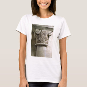 Camiseta Coluna cinzelada decorada com croziers e espirais
