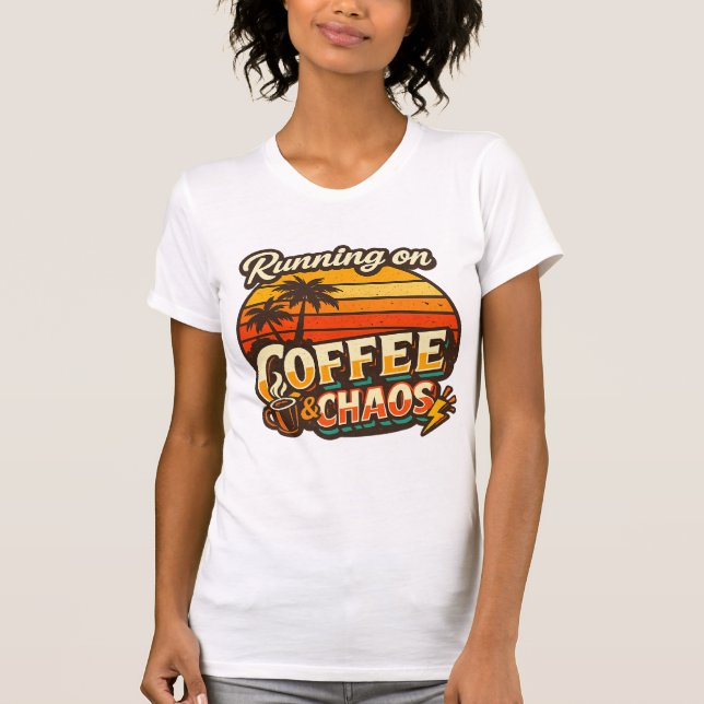 Camiseta com a inscrição Running on Coffee & Chaos (Frente)