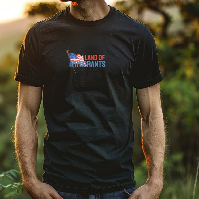 Camiseta com bandeira de protesto anti-Trump (This T-shirt fearlessly confronts Donald Trump's immigration policies.)