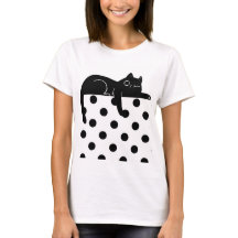 Camiseta com bolinhas pretas