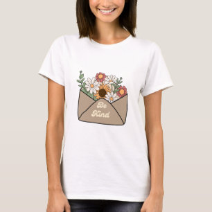 camiseta com citação de bondade em envelope de men