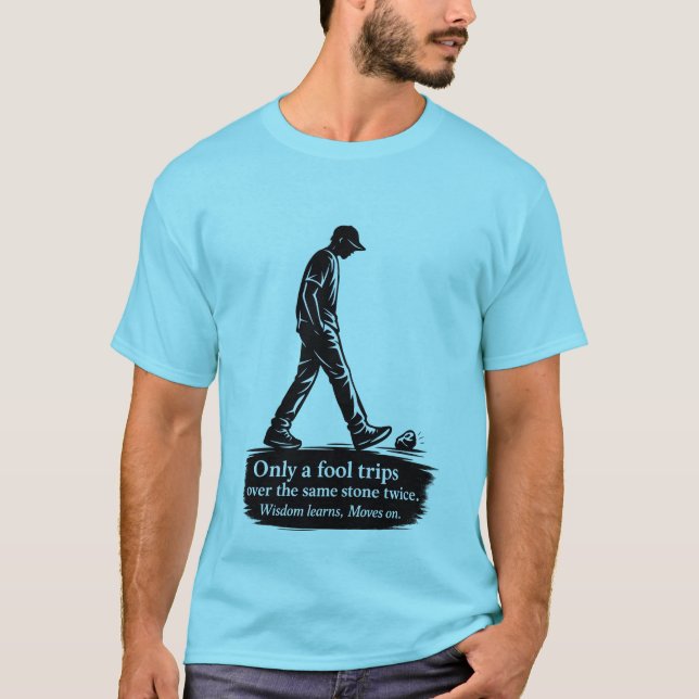 Camiseta com Citação Inspiradora Só um Tolo Tropeç (Frente)